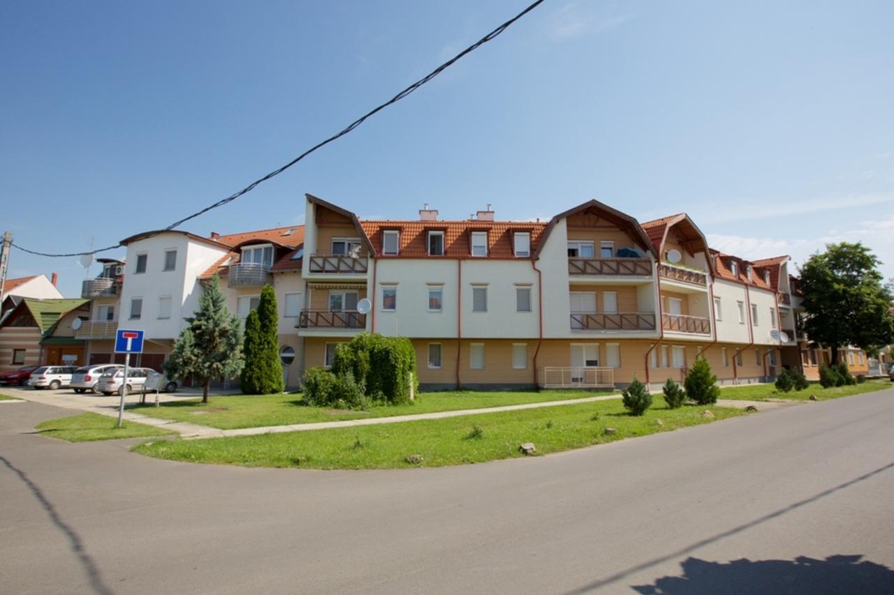 Zoli Apartmanok-Adri Koelcsey 32 Hajdúszoboszló Exterior foto